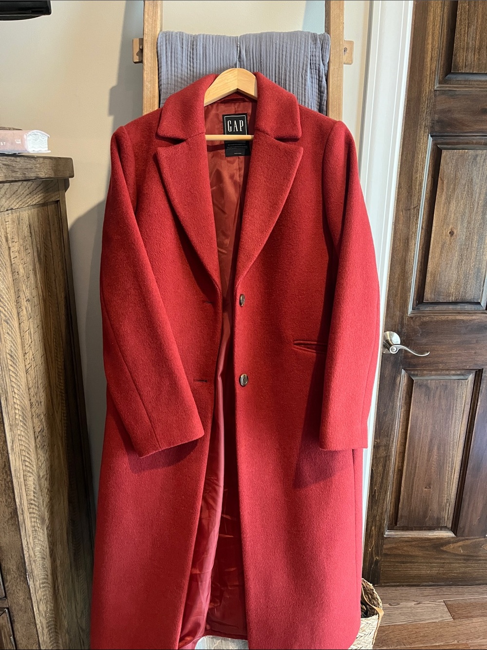 Beautiful single breast Gap wool blend coat. Size large. EUC